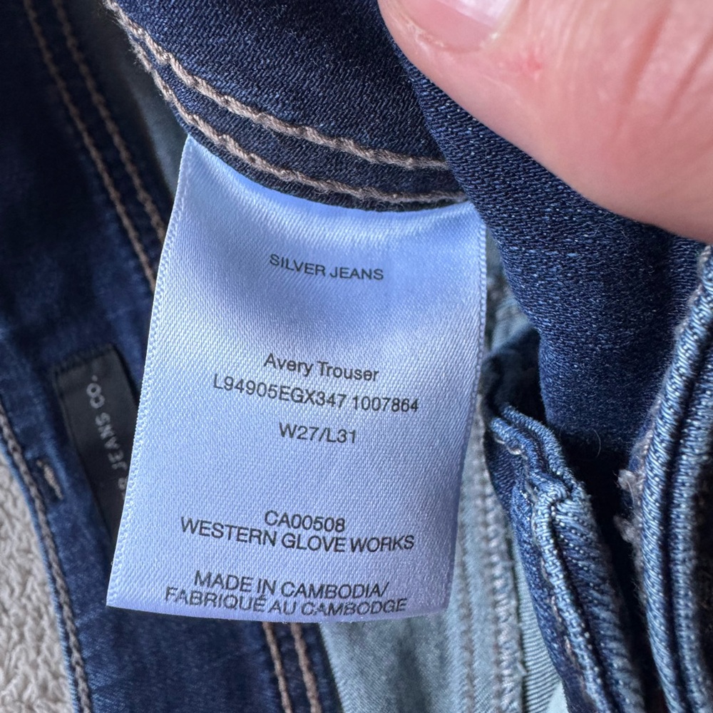 Silver Jeans Co.® Avery Wide Leg Curvy High Rise Double Button Jean - Picture 9 of 10